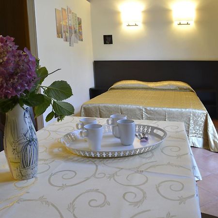 Gemelli Holidays -2 Easy Lofts, Groundfloor With Courtyard, Mezzanine Bedroom, Baby & Pet Friendly, Near Monte Mario Station Connecting To Center In 20 Minutes, 2 Steps From Bus, Groceries, Restaurants, Park, Cycle Path - Warm Guest Care In 4 Languag Exterior foto