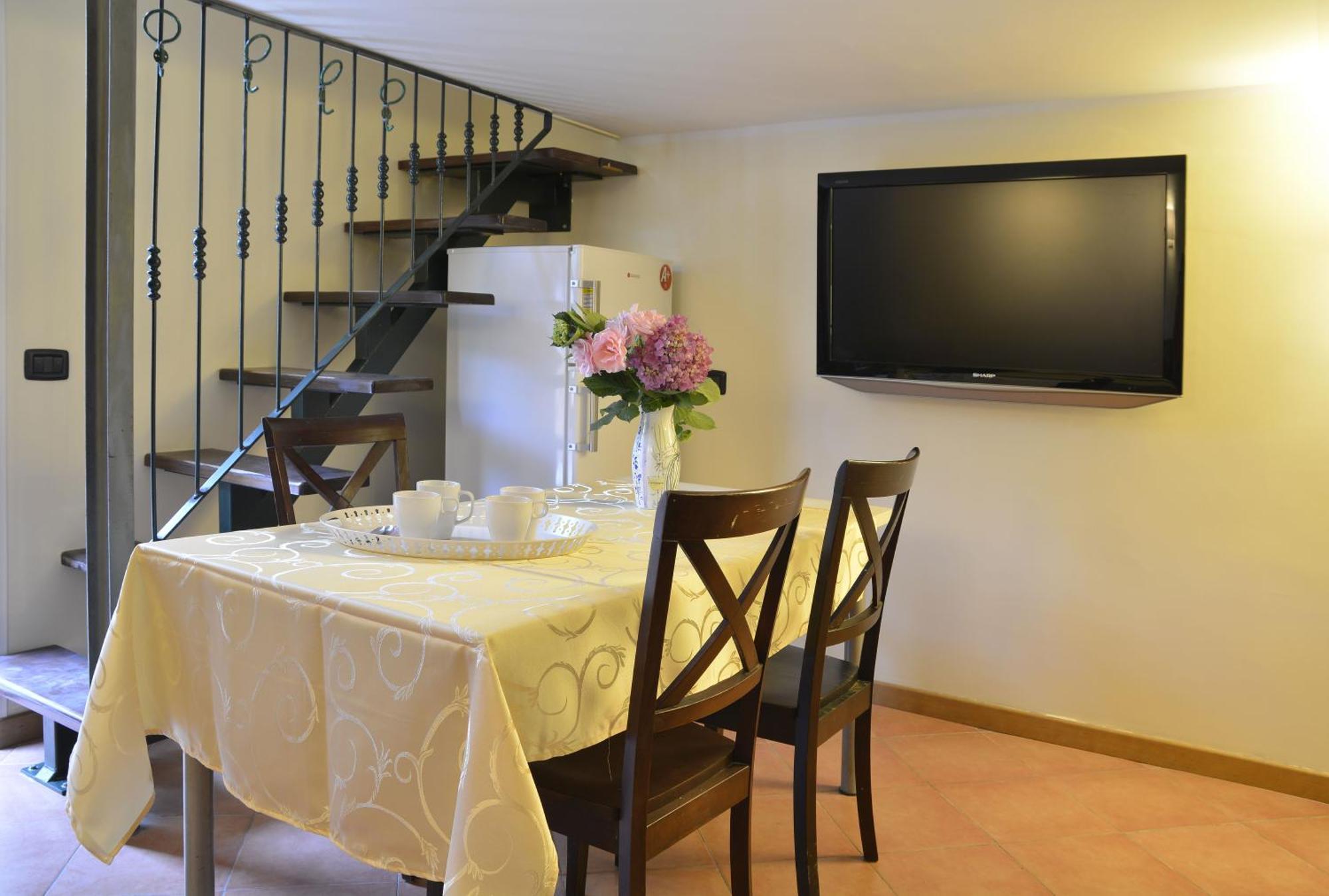 Gemelli Holidays -2 Easy Lofts, Groundfloor With Courtyard, Mezzanine Bedroom, Baby & Pet Friendly, Near Monte Mario Station Connecting To Center In 20 Minutes, 2 Steps From Bus, Groceries, Restaurants, Park, Cycle Path - Warm Guest Care In 4 Languag Exterior foto