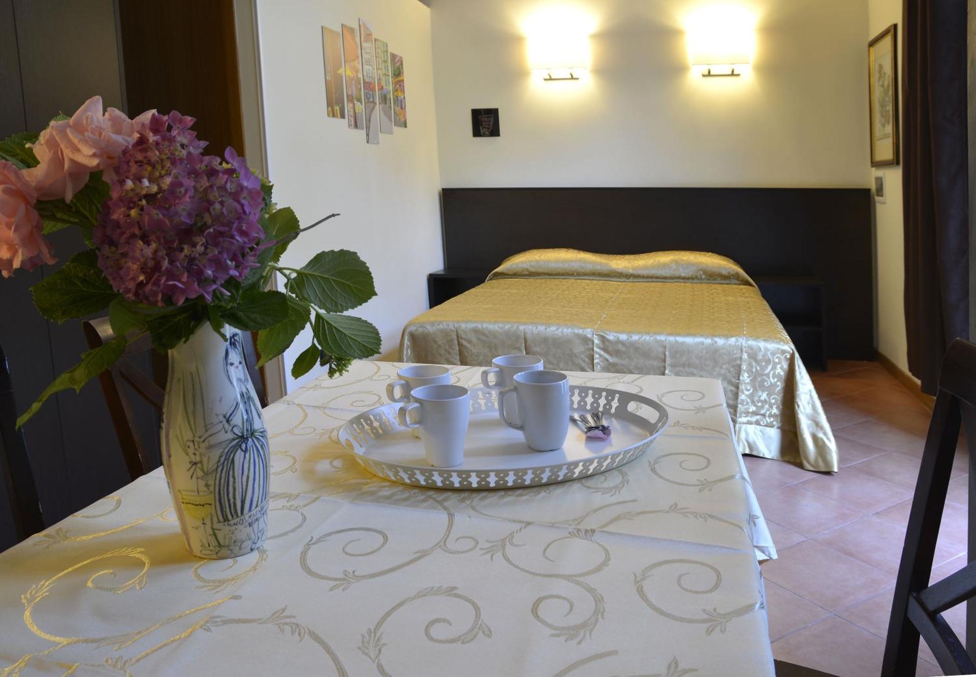 Gemelli Holidays -2 Easy Lofts, Groundfloor With Courtyard, Mezzanine Bedroom, Baby & Pet Friendly, Near Monte Mario Station Connecting To Center In 20 Minutes, 2 Steps From Bus, Groceries, Restaurants, Park, Cycle Path - Warm Guest Care In 4 Languag Exterior foto